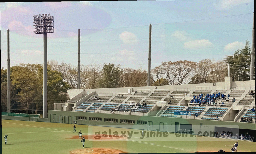 几台不同尺寸设备剪影并列于深色背景，屏幕呈微光渐变