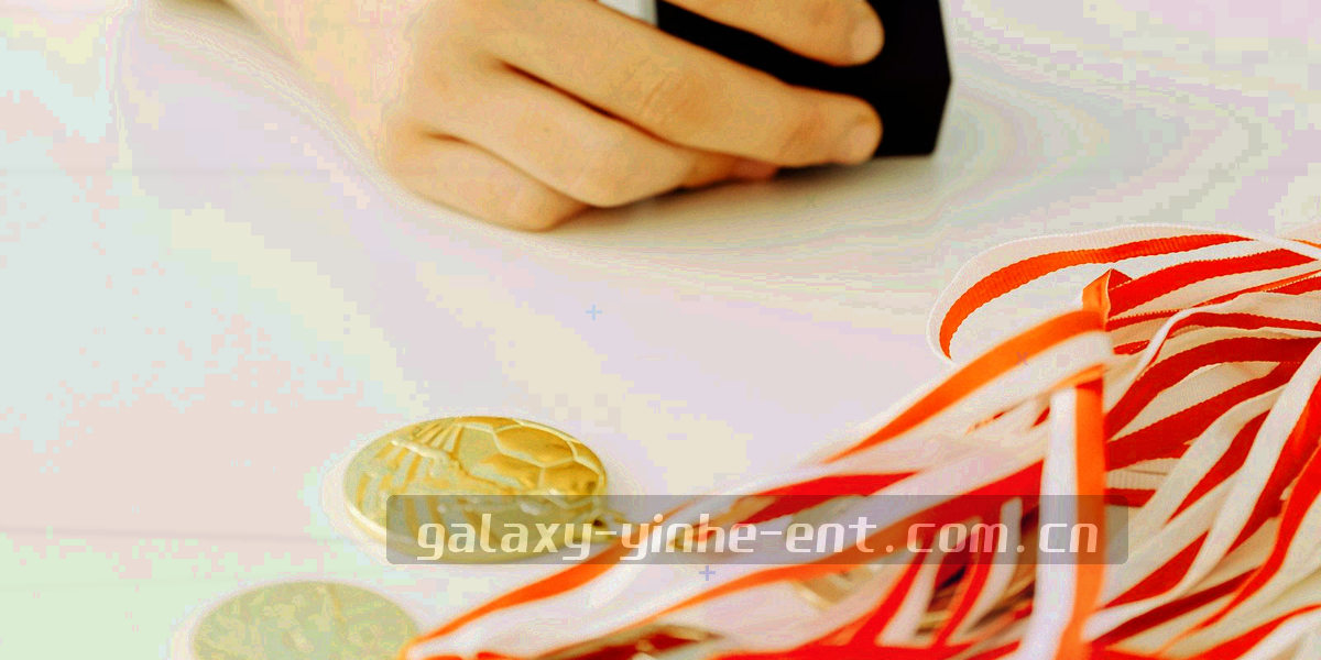 抽象星尘与细线轨道构成的长卷纹理，深靛紫过渡到深空底色